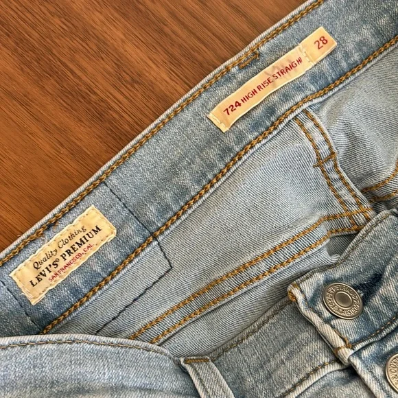 LEVI’S 724 HIGH RISE STRAIGHT BUTTON SHANK LIGHT WASH JEANS - Picture 8 of 12